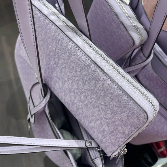 MICHAEL KORS Jet Set Lg Signatu Logo Continental Wallet Wristlet Phone
Lt Quartz - Picture 7 of 16